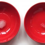 Дети наблюдают в детском саду, как тает снег в тарелках