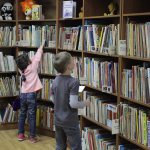 Девочка тянется за книгой