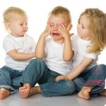 Девочки утешают плачущего мальчика