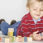 Мальчик играет с кубиками