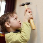 Мальчик с молотком