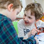 Мальчики общаются и играют