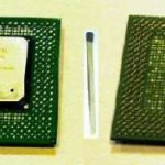 Микропроцессор Intel Pentium IV (2001 г.). Слева – вид сверху, справа – вид снизу
