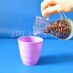 Пересыпаем крупу из кувшина