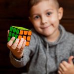 Ребенок с кубиком Рубика