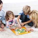 Родители играют с детьми в игру