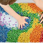 Сенсорная коробка с разноцветной крупой