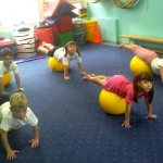 Утренняя зарядка для детей в детском саду: упражнения с мячом